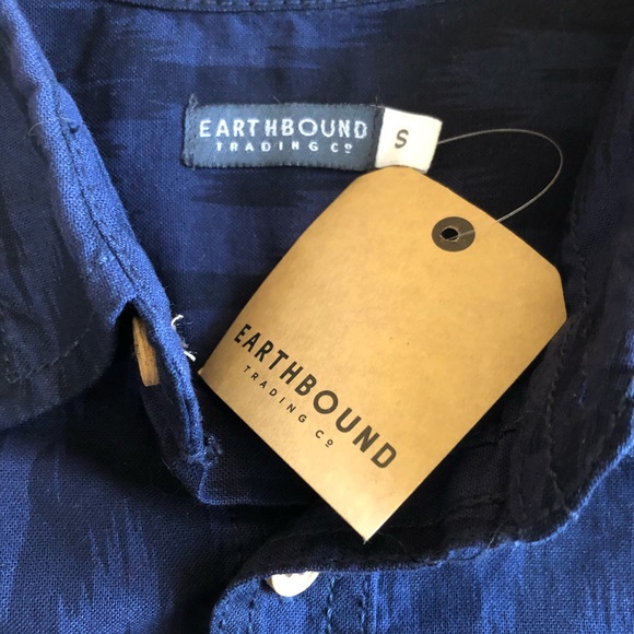 Earthbound Trading Blue Button Down Shirt Men’s Small Ikat Animal Print Cotton - Picture 5 of 7